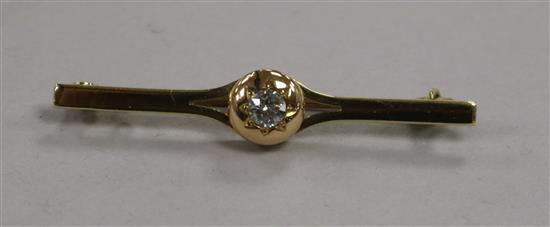 An early 20th century 15ct gold and solitaire diamond set bar brooch, 44mm.